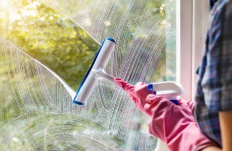 Чем лучше мыть стекла в городской квартире